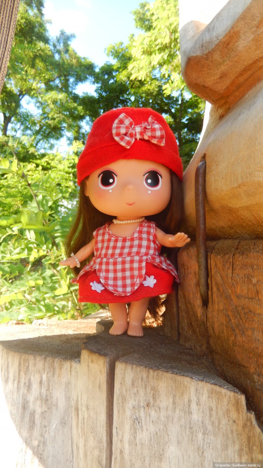 Ирэн и деревянные статуи. Прогулка