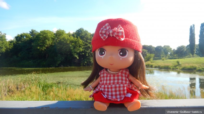 Ирэн и деревянные статуи. Прогулка