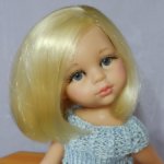 Кукла Клаудия от Paola Reina со стрижкой, наклонной головой.