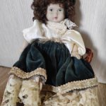 Кукла фарфор и плетеные сани