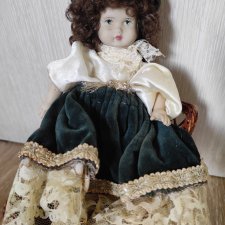 Кукла фарфор и плетеные сани