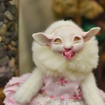 Весенний бал кукол: мордочки, существа и прочие сущности