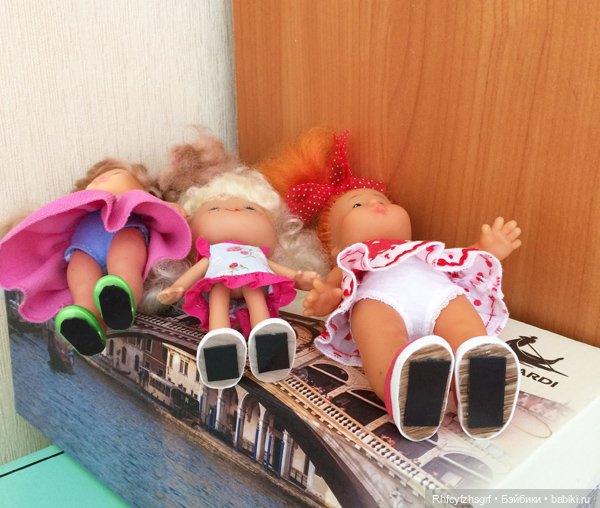 Как повысить устойчивость кукол на полке (фото 3)