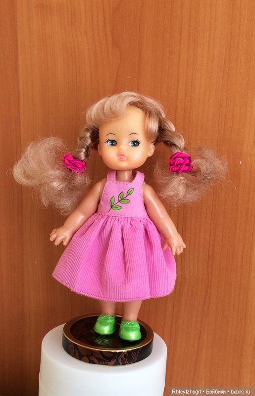 Как повысить устойчивость кукол на полке (фото 6)