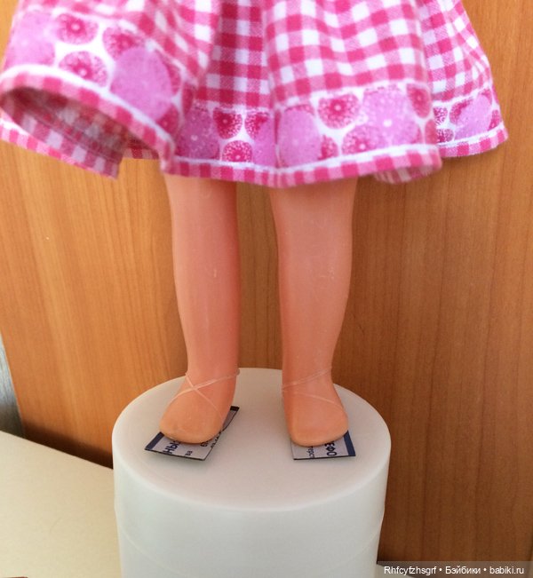 Как повысить устойчивость кукол на полке (фото 8)