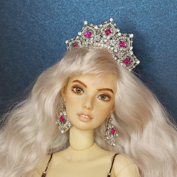 Короны, диадемы,  тиары и серьги к ним.