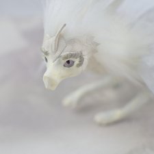 Белый дракончик с пушистой гривой