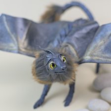 Серо-голубой дракон с рыжей гривой