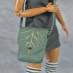 Зеленая сумка с золотым рисунком