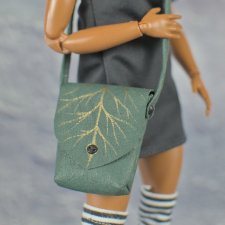 Зеленая сумка с золотым рисунком