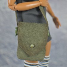 Замшевая сумочка цвета хаки