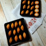 Противни с пирожками и ватрушками