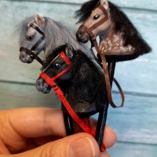 Лошадки-скакалочки на палочке