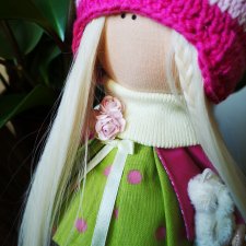 Яркая текстильная кукла