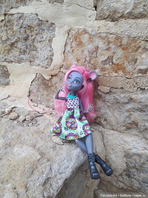 Мышонок на выгуле у крепостных стен (фото 5)