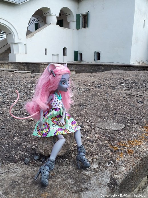 Мышонок на выгуле у крепостных стен (фото 7)