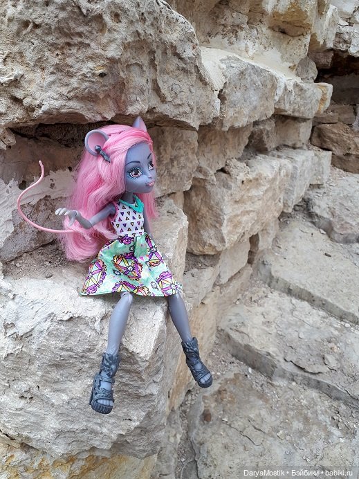 Мышонок на выгуле у крепостных стен (фото 2)