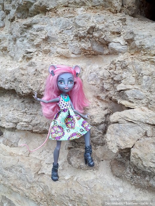 Мышонок на выгуле у крепостных стен