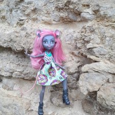 Мышонок на выгуле у крепостных стен