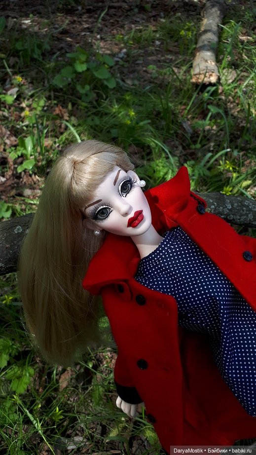 Ты не пройдешь с куклой мимо кустов