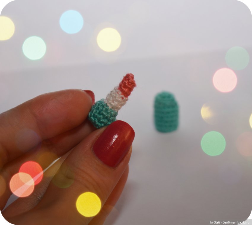 Помада для куклы (связана крючком)