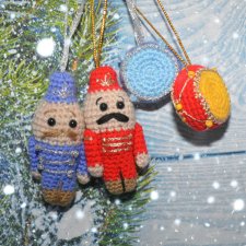 А у меня связались ёлочные игрушки. Солдат и барабан
