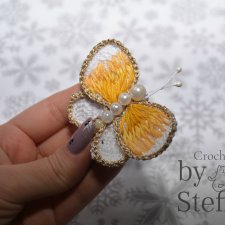 А у меня еще одна брошь связалась. Бабочка