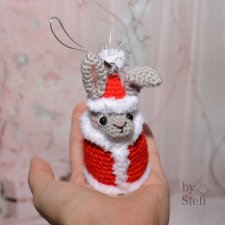 Кролик в костюме Санты
