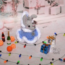 Кролик в костюме Снегурки