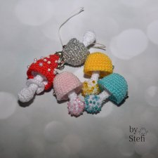 Покажу блошек :D Связала грибочки. Малявочные получились