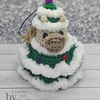 Покажу лошадку в костюме Ёлочки и общее фото