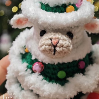 Овечка в костюме Ёлочки