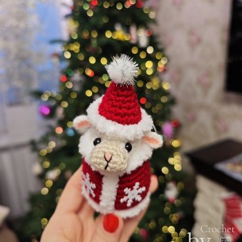 Овечка в костюме Деда Мороза