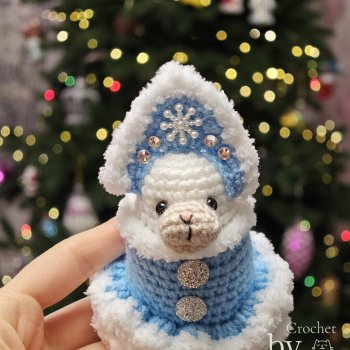 Овечка в костюме Снегурочки