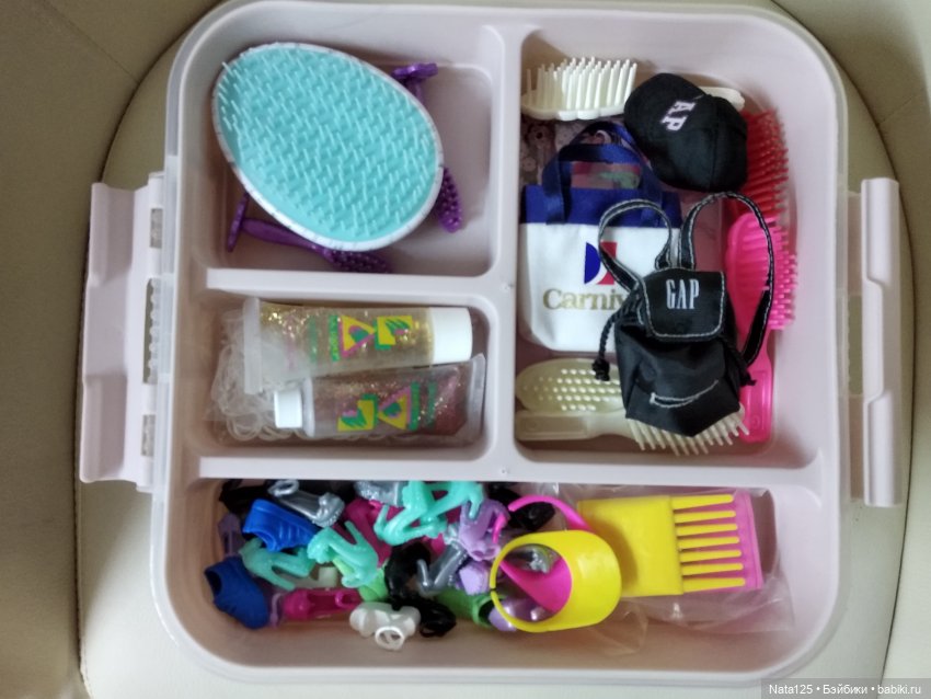 Одежда, мебель и прочие "ништяки", специально купленные для Барби