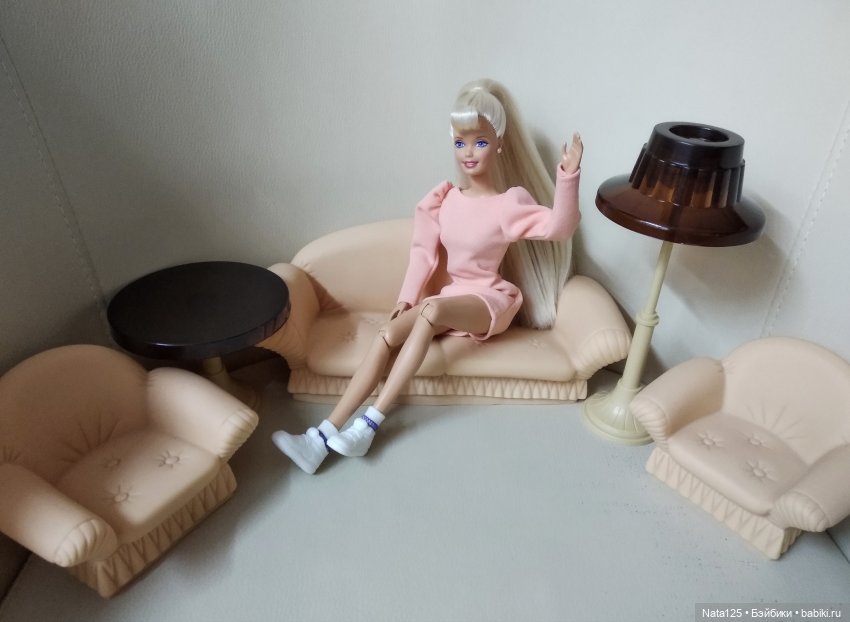 Одежда, мебель и прочие "ништяки", специально купленные для Барби