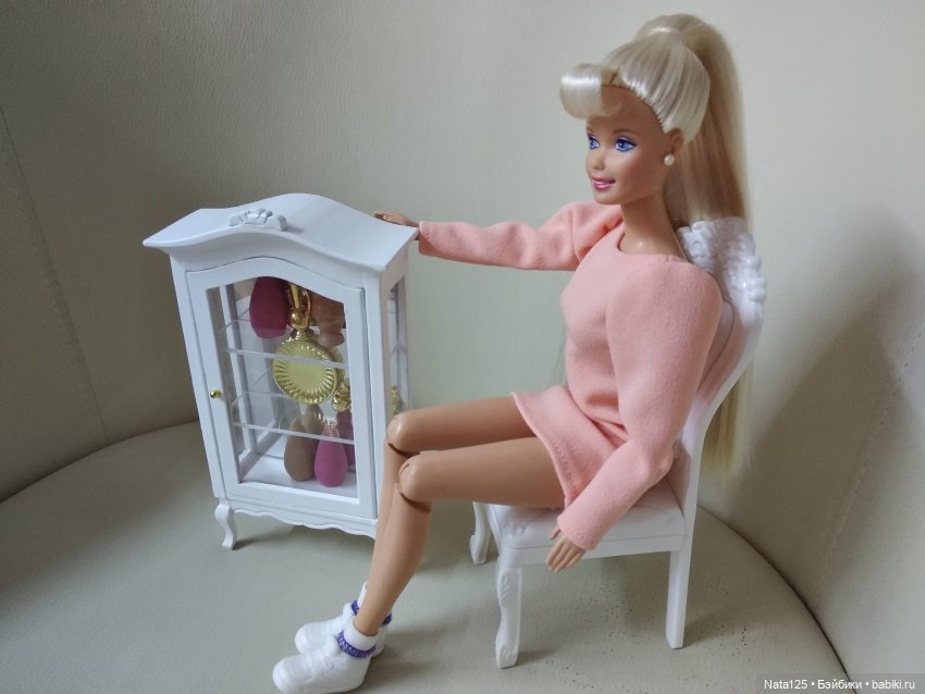 Одежда, мебель и прочие "ништяки", специально купленные для Барби
