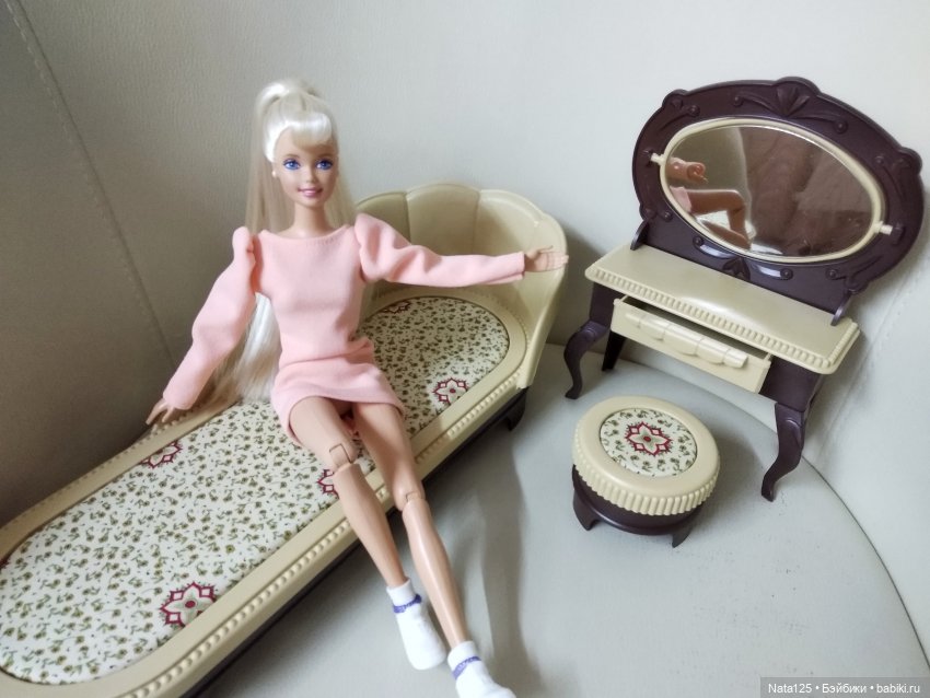 Одежда, мебель и прочие "ништяки", специально купленные для Барби
