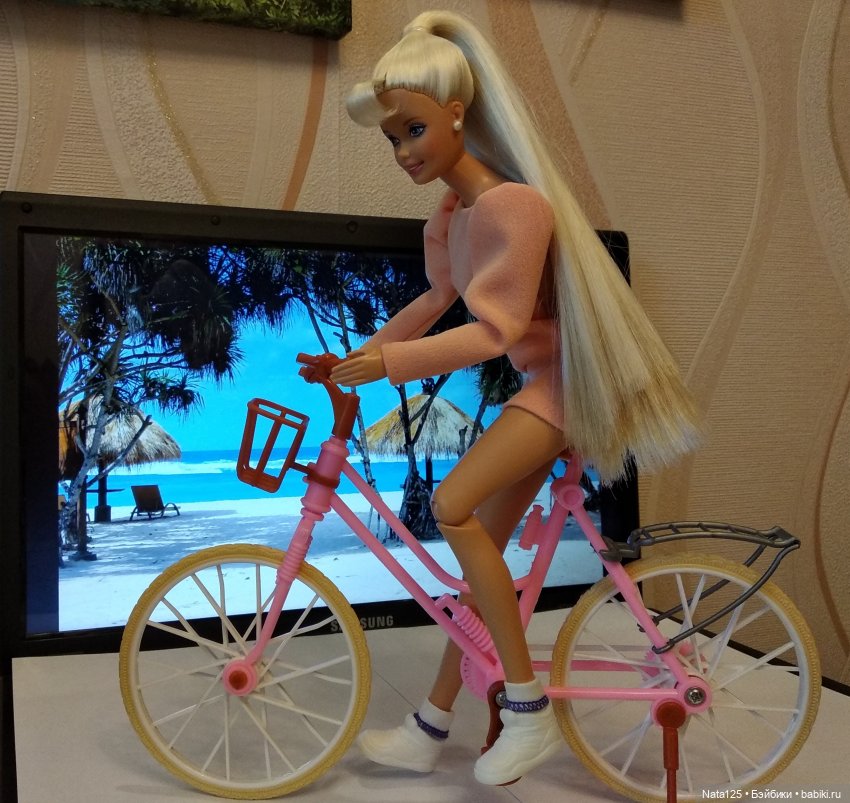 Одежда, мебель и прочие "ништяки", специально купленные для Барби