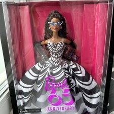 Коллекционная кукла Barbie Signature 65th мулатка