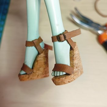 Босоножки из пробки для куклы (МК). Аутфит для Рени Полин Флёр Клод