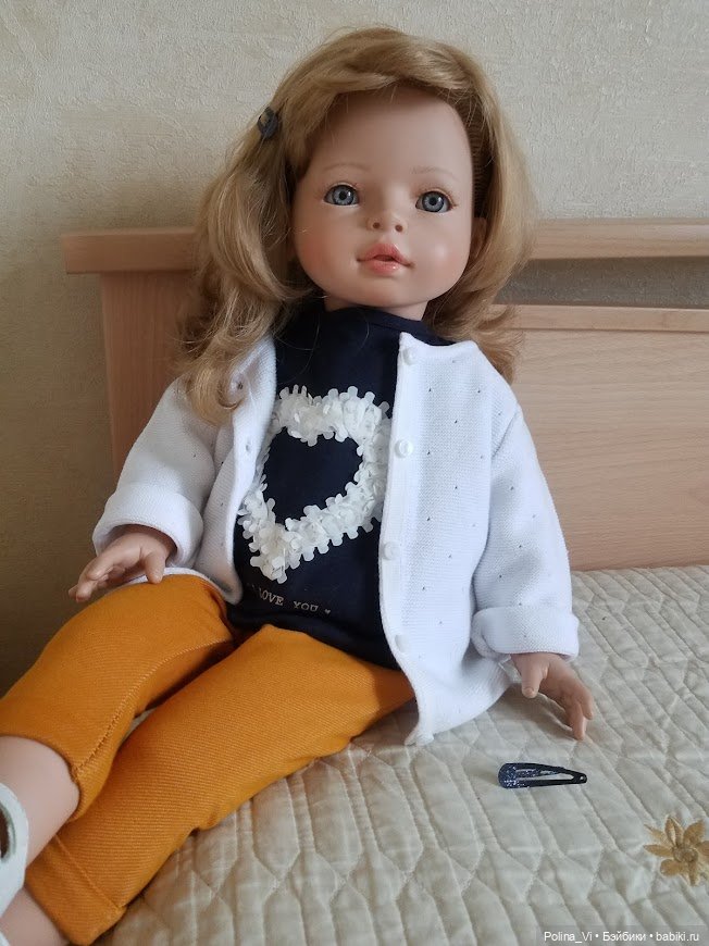 эта одежка приобретена в магазине, в отделе для новорожденных)