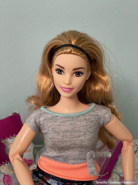 Она мне нравится гораздо больше девочки с ямочками. Кстати, в жизни краска на губах ровная.