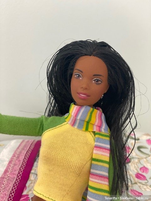 У нее волосы завиты в мелкие косички, все аксессуары есть