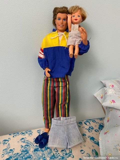 В шлепанцах и с братом Томми