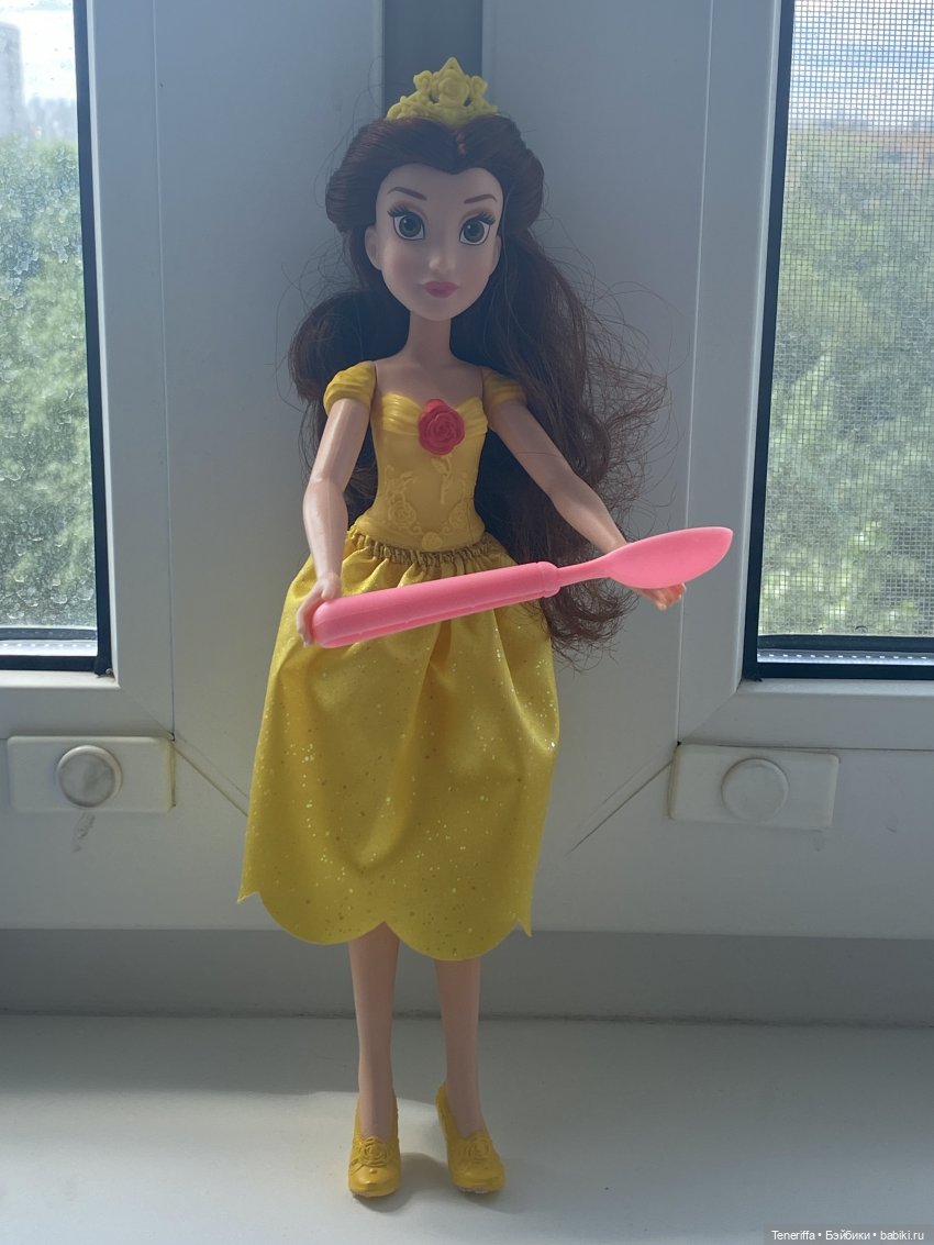 Ложку держать умеет