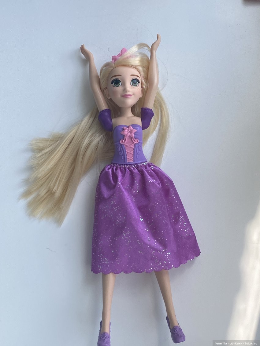 Руки не раздвигаются, ноги немного поворачиваются в бедре и слегка раздвигаются