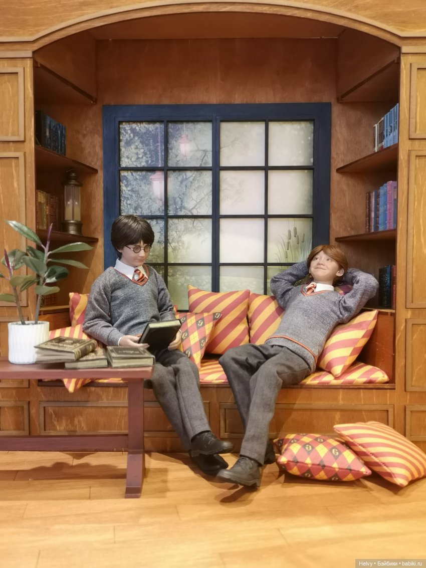 Уголок в гостиной Гриффиндора (фото 10)