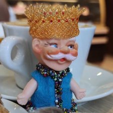 Имею я пирожных горы