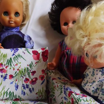 Пухлики обживают диван